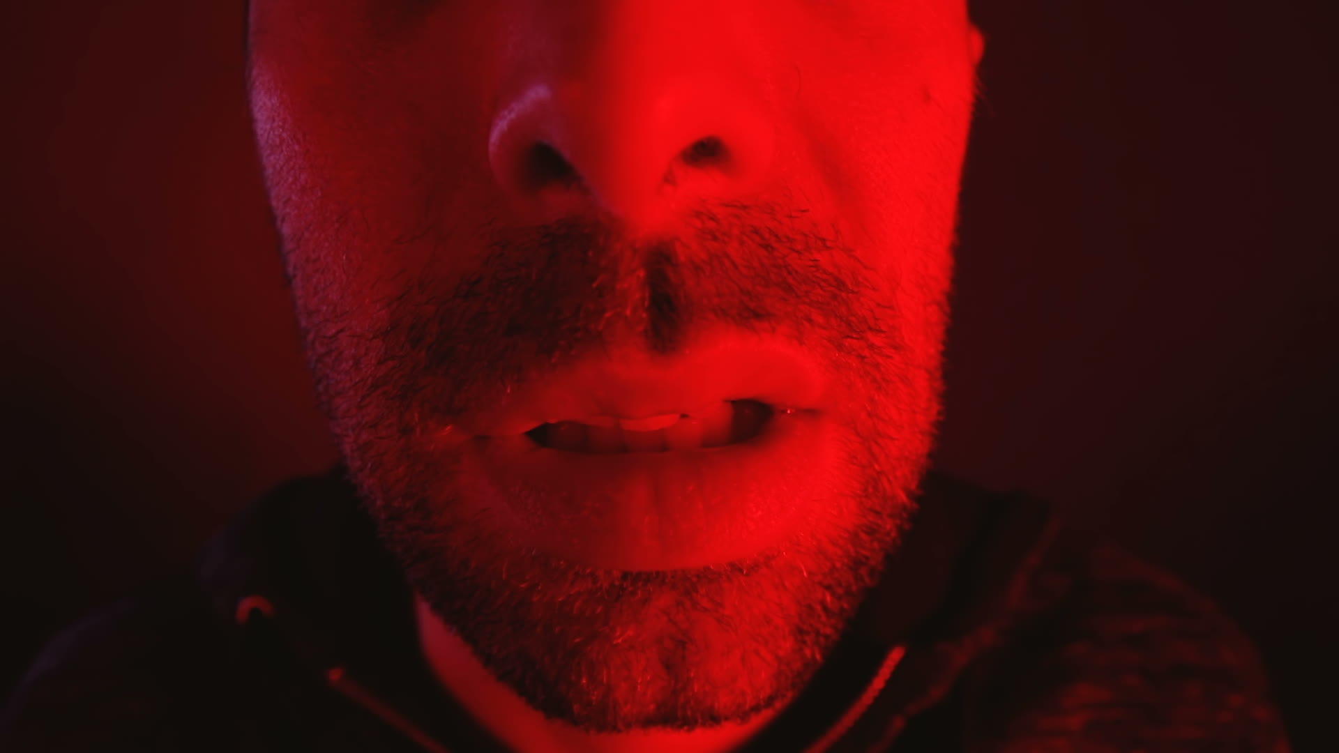 一个面部表情诱人的男人咬着他的嘴唇视频的预览图