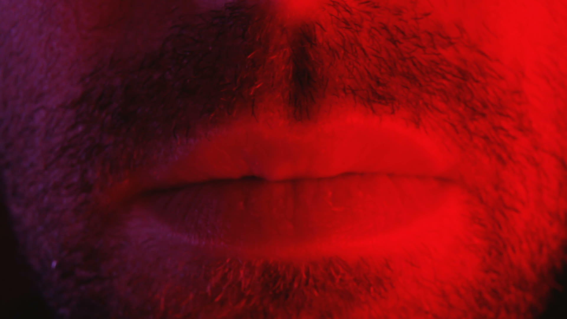 用面部表情诱惑咬嘴唇的人视频的预览图