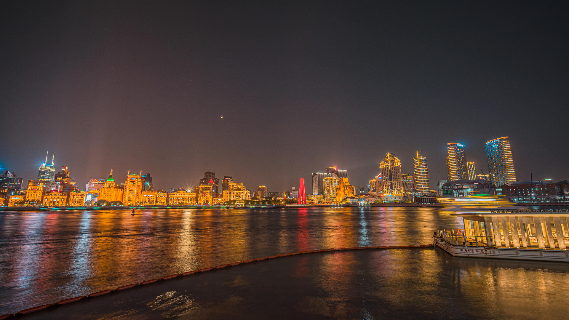 8k延时上海外滩外白渡桥纪念塔夜景视频的预览图