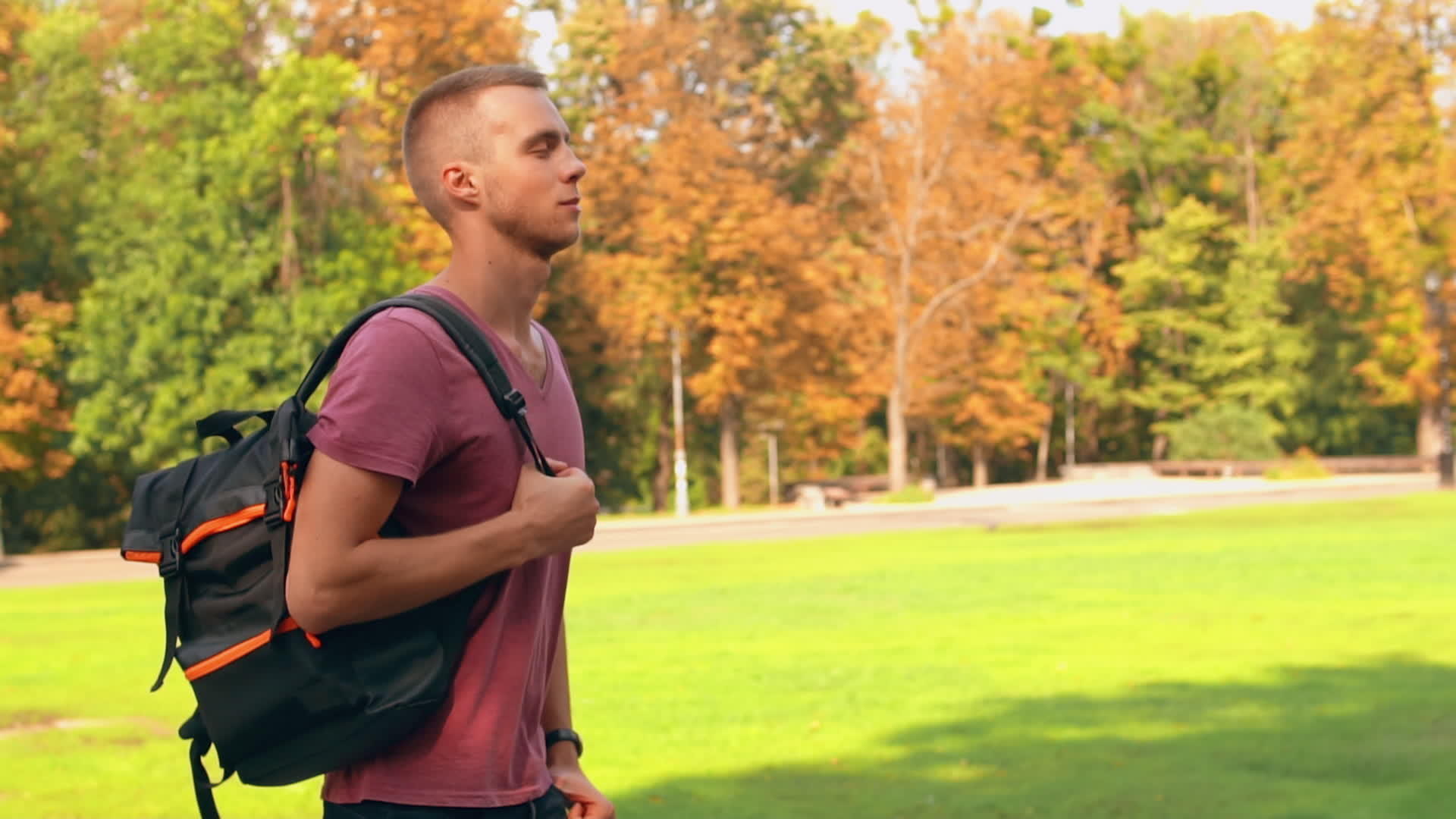 穿着便衣的学生在城市公园散步视频的预览图