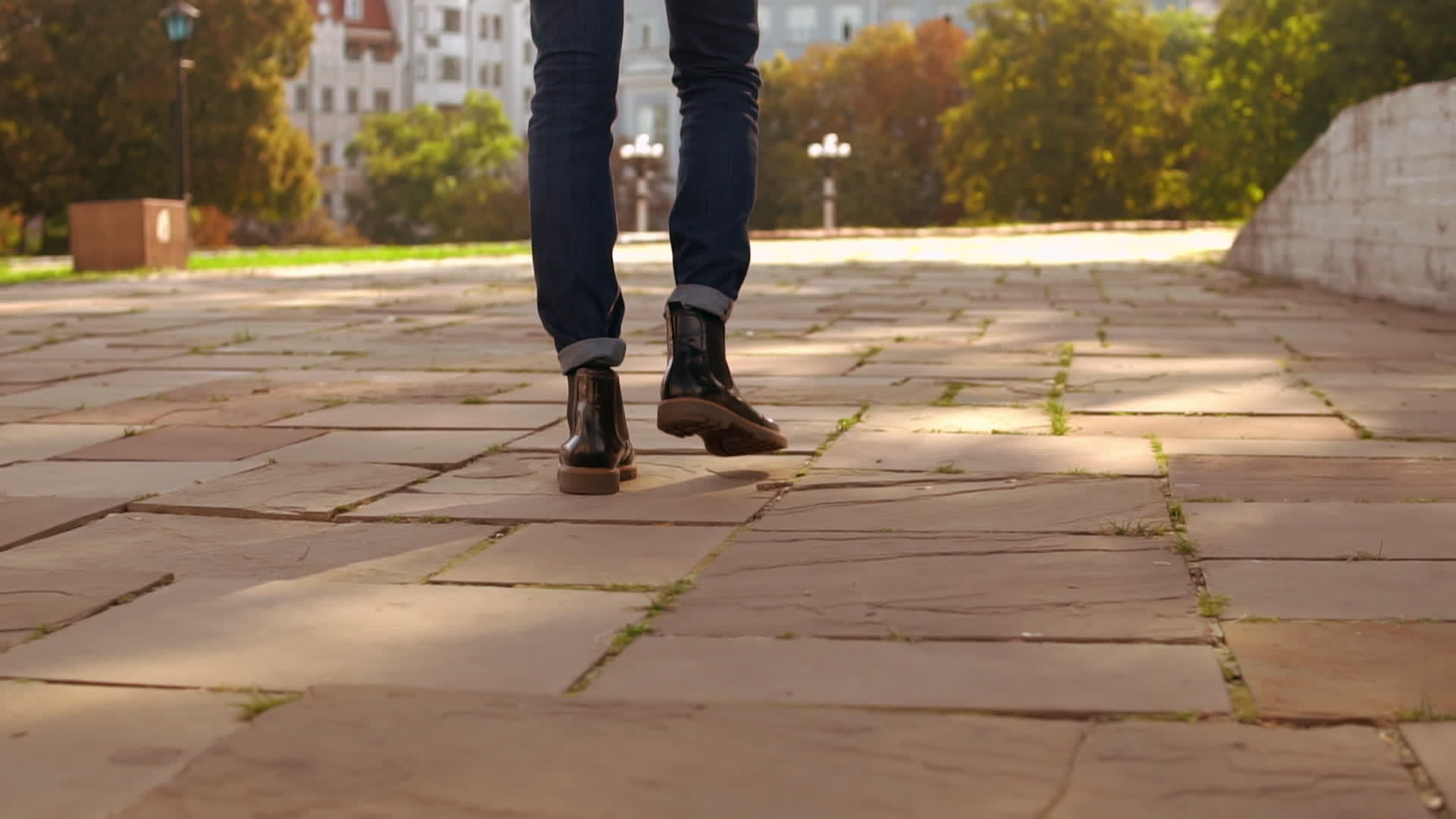 有背包的男人用智能手机在城市里行走视频的预览图