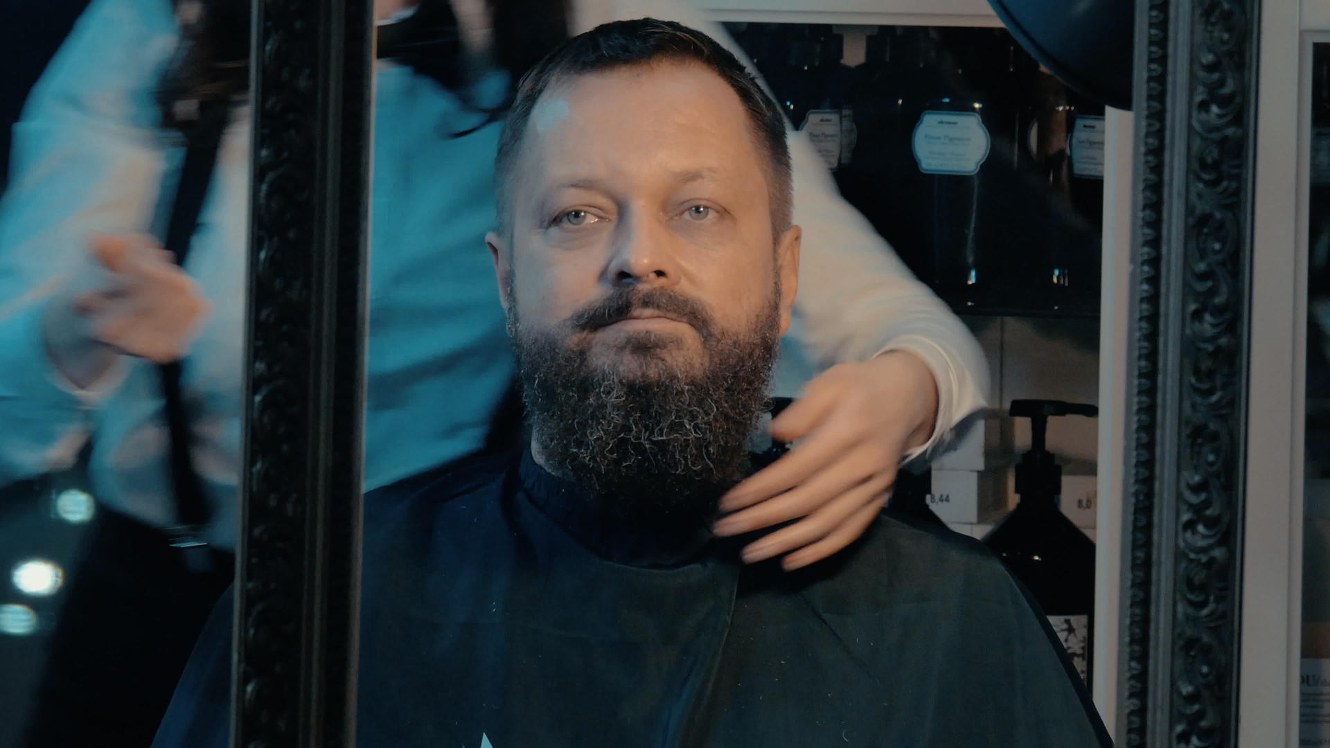 男人在理发店服役视频的预览图
