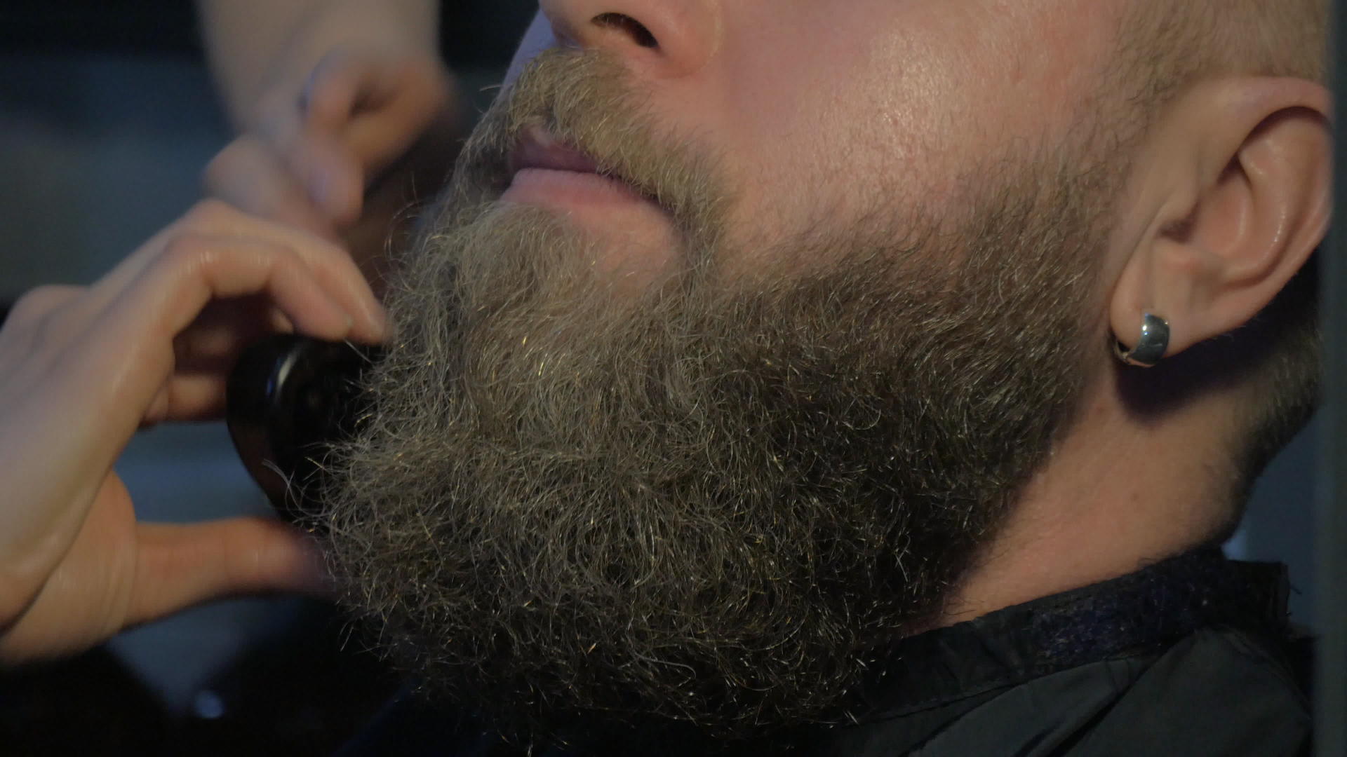 在理发店刷胡子视频的预览图