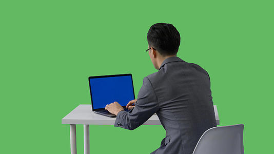 4k绿幕合成抠像使用蓝幕笔记本的商务人士背影视频的预览图