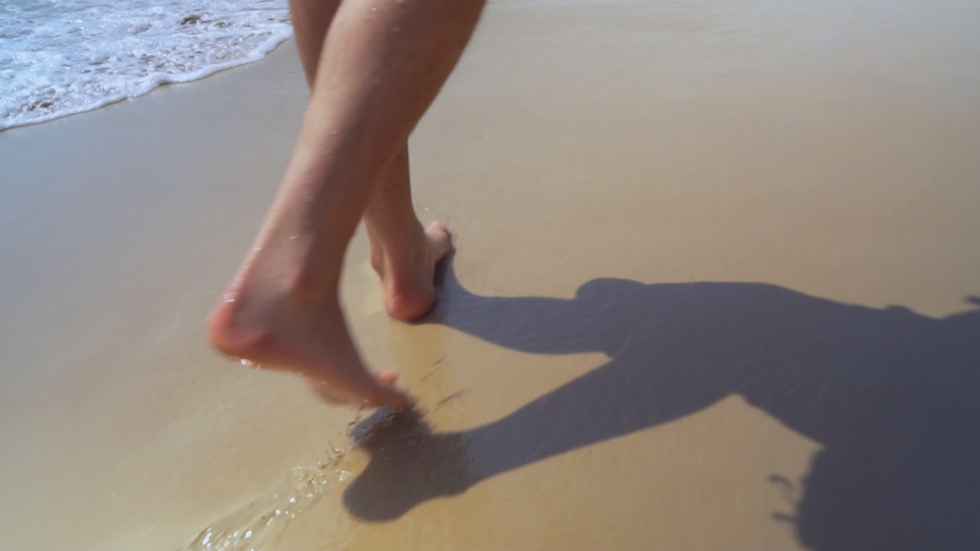 慢动作男子在海滩上行走视频的预览图