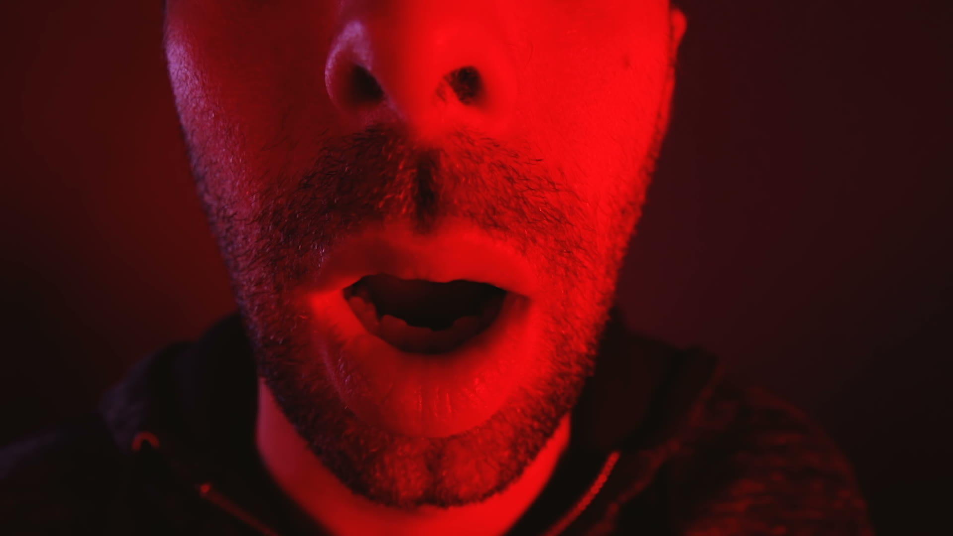 男人用张开的嘴做出惊讶的面部表情视频的预览图