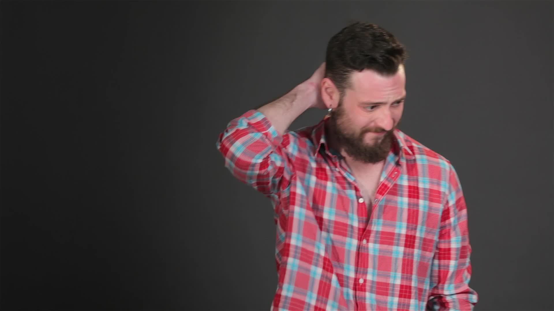长胡子的人抓住脖子的背部视频的预览图