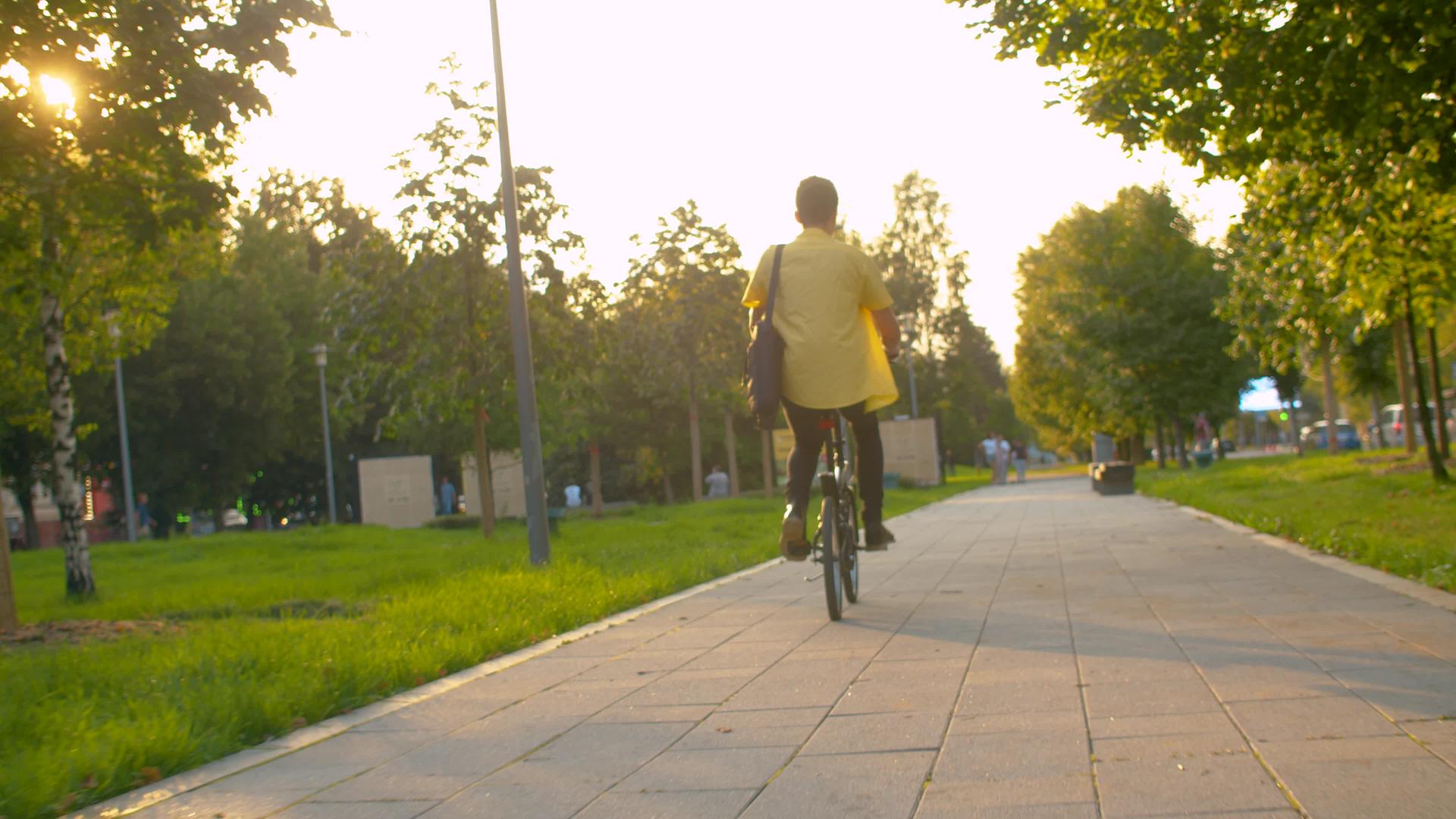 男人穿着黄色衬衫骑自行车视频的预览图