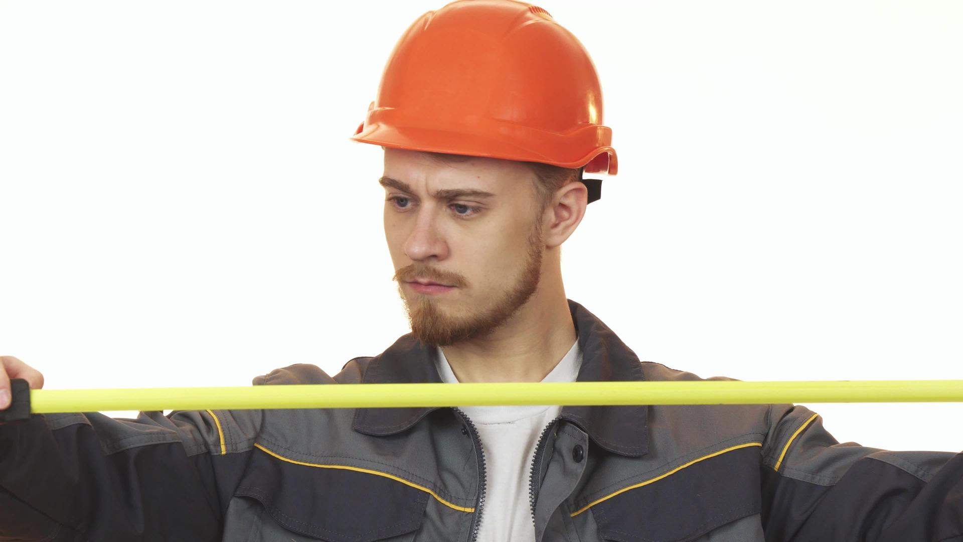 独立测量的年轻男性工程师男性工程师视频的预览图