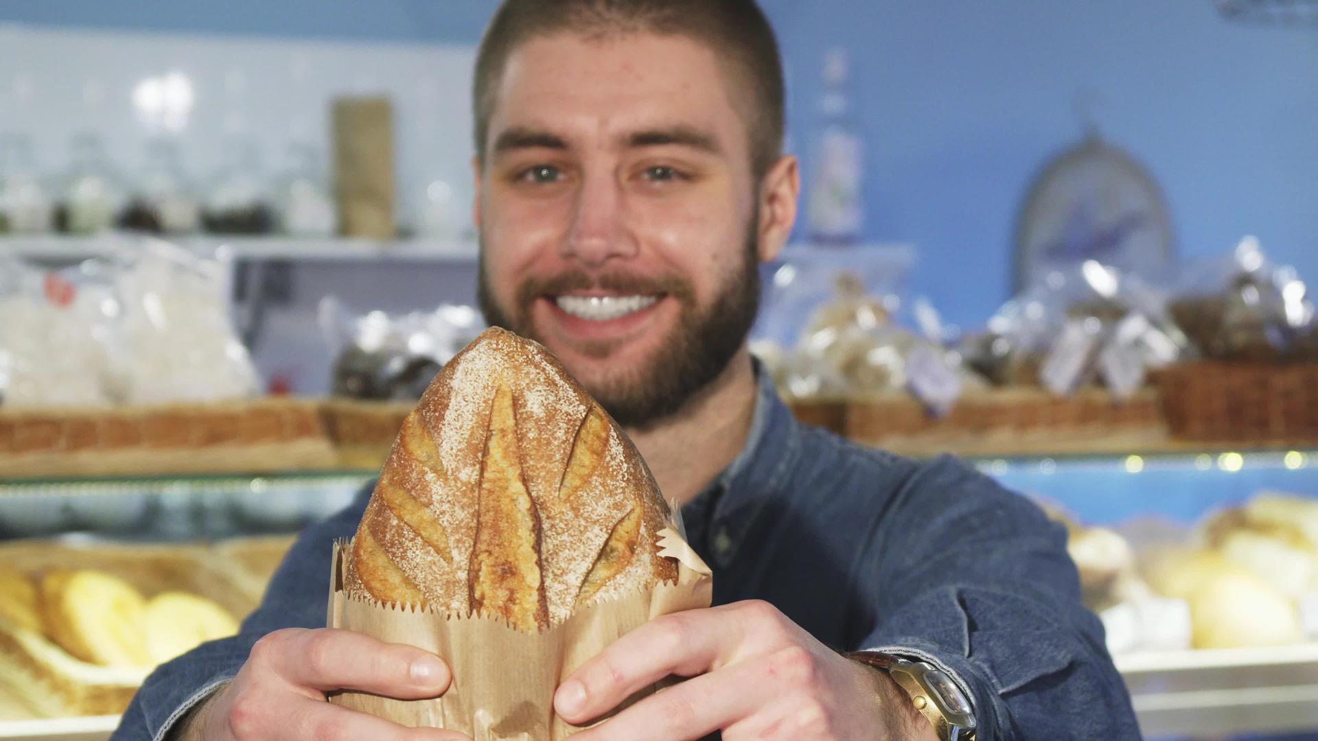 英俊的长胡子男人新鲜的烤面包视频的预览图