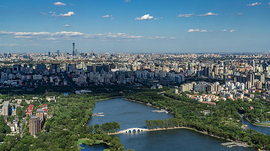 蓝天白云下北京延时视频的预览图