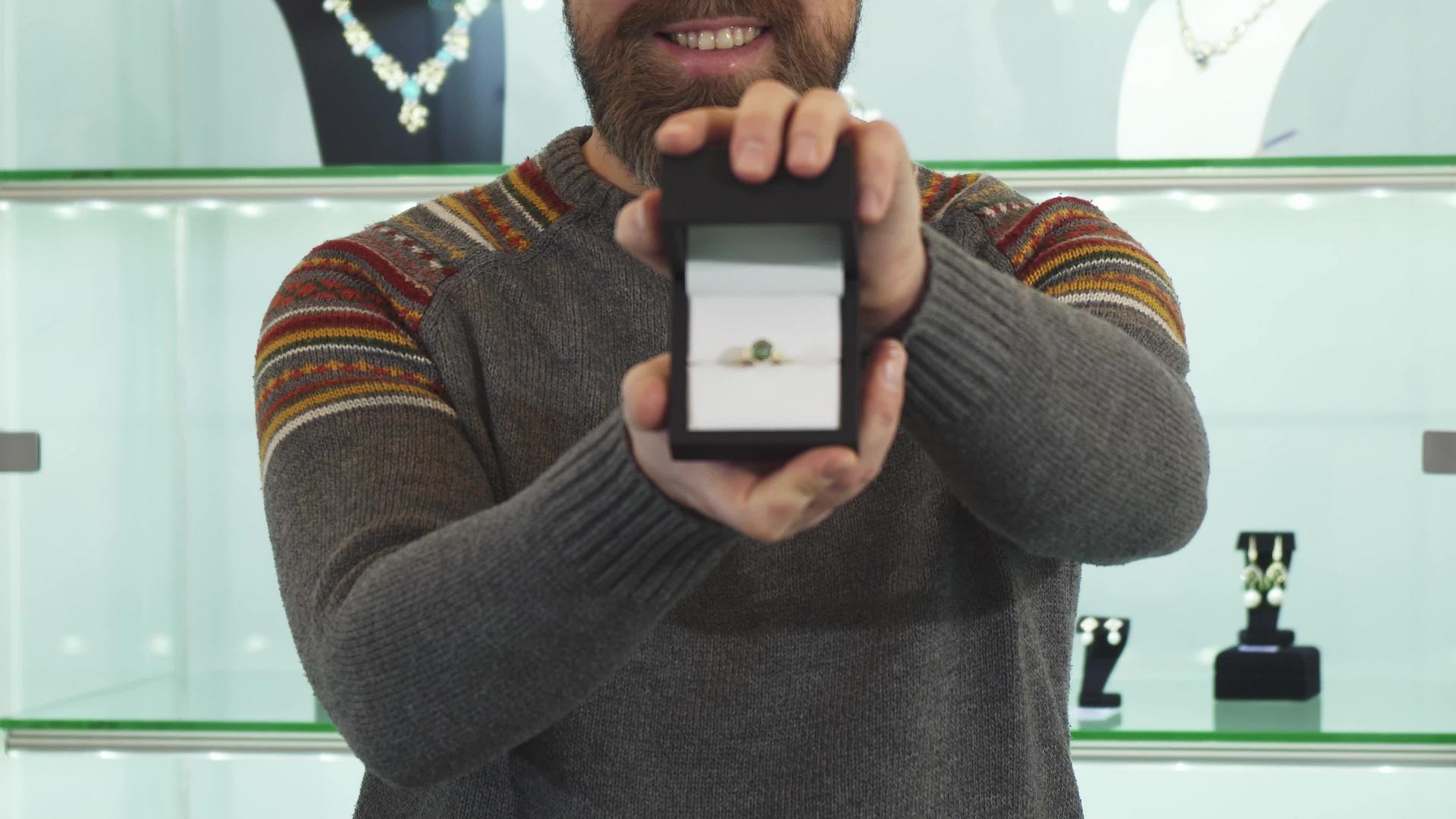 在一个成熟男人手里的盒子里订婚戒指上有选择性视频的预览图