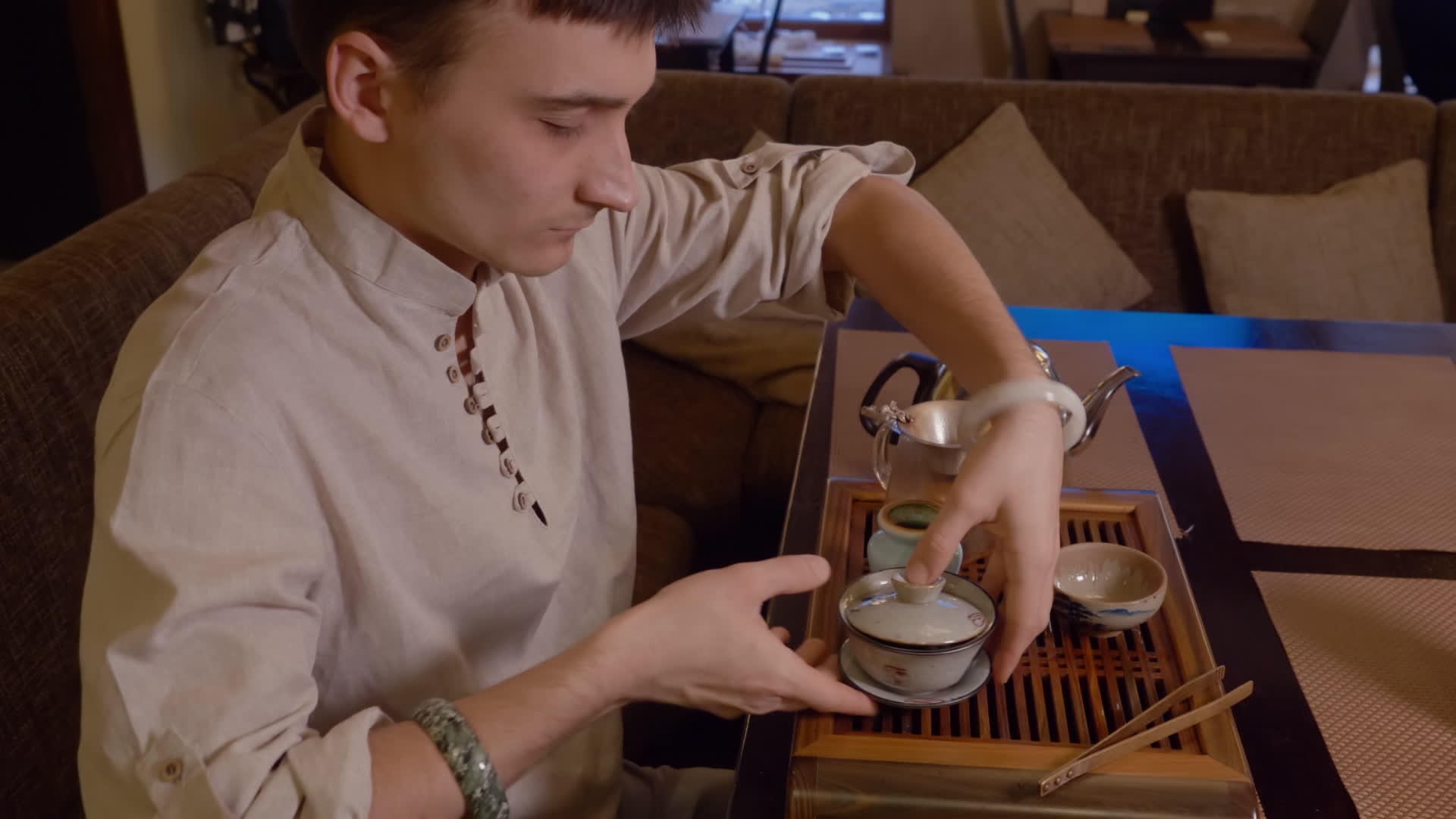 仪式期间在茶盘上准备传统日本茶的男子视频的预览图