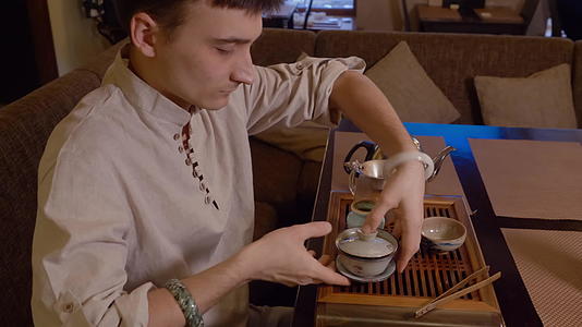 仪式期间在茶盘上准备传统日本茶的男子视频的预览图