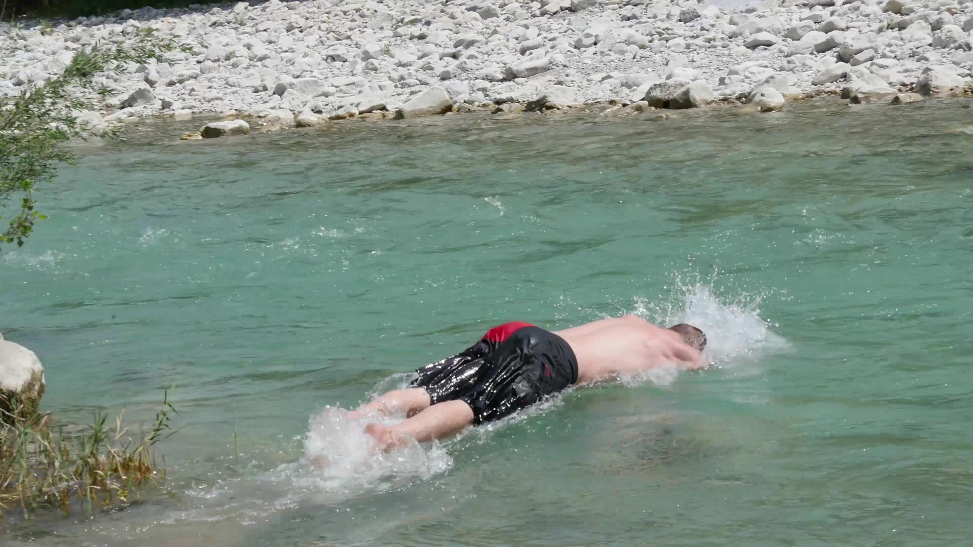 一个人在河里潜水和游泳视频的预览图