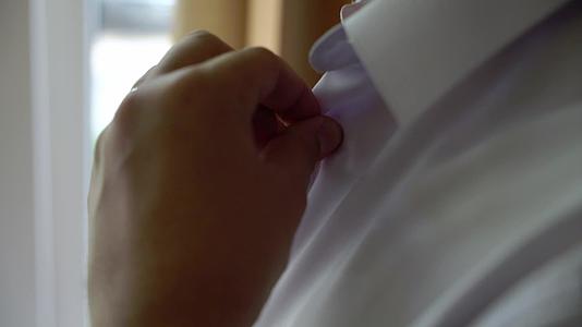 年轻人穿着经典的白衬衫新郎穿着衣服商人或办公室工作人员视频的预览图