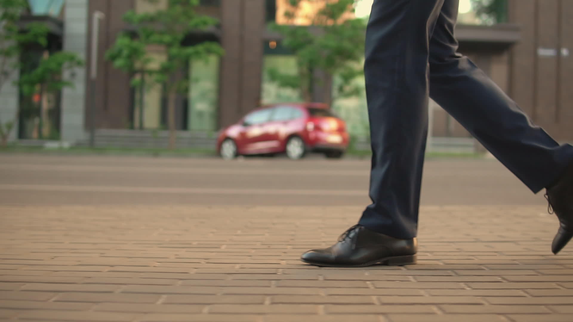 穿着便装的男子在人行道石上行走视频的预览图