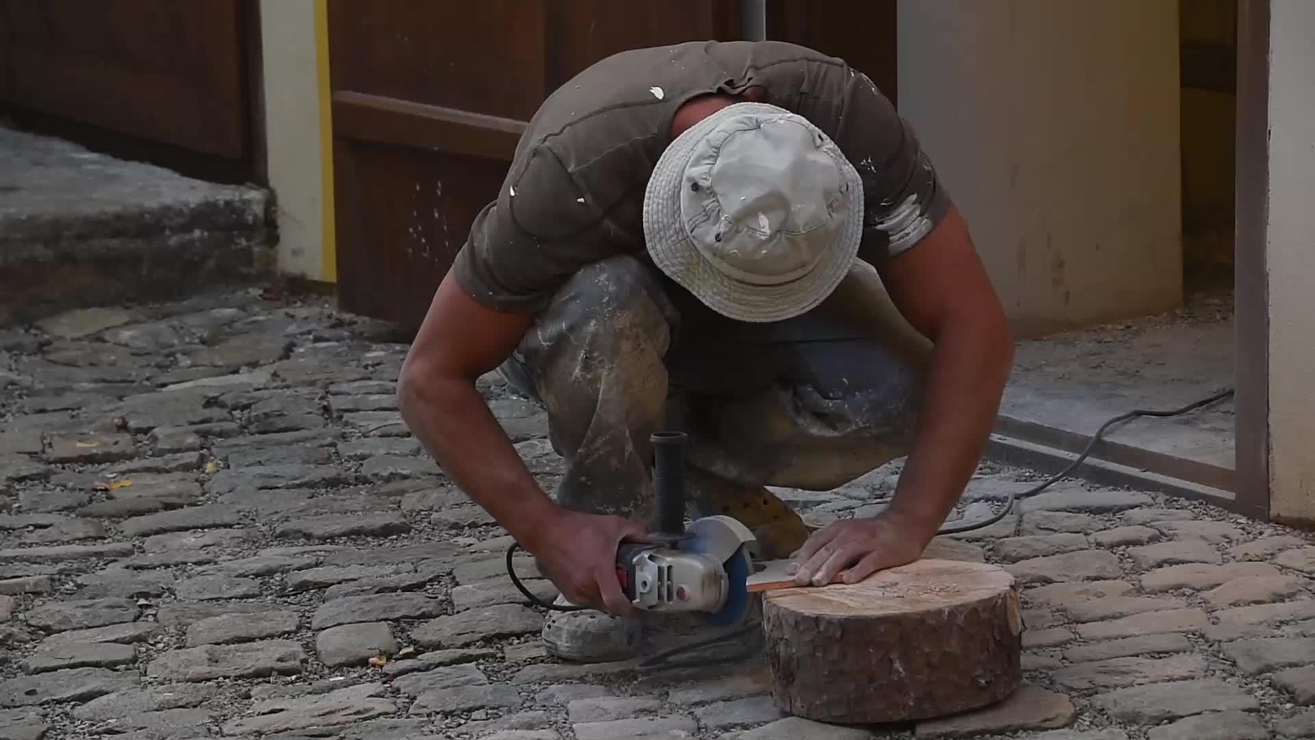 男子用角磨机切陶瓷砖视频的预览图