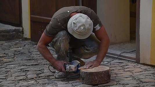 男子用角磨机切陶瓷砖视频的预览图