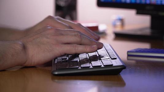 男士在键盘上打字视频的预览图