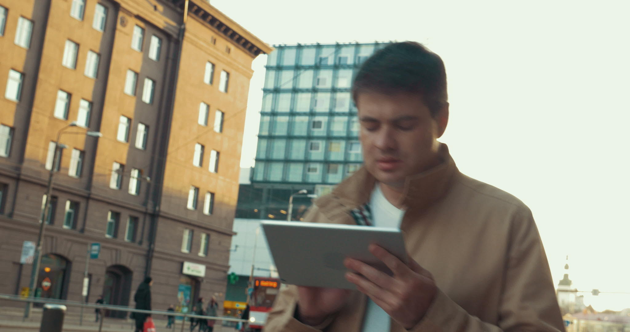 男人用平板电脑在城市里行走视频的预览图