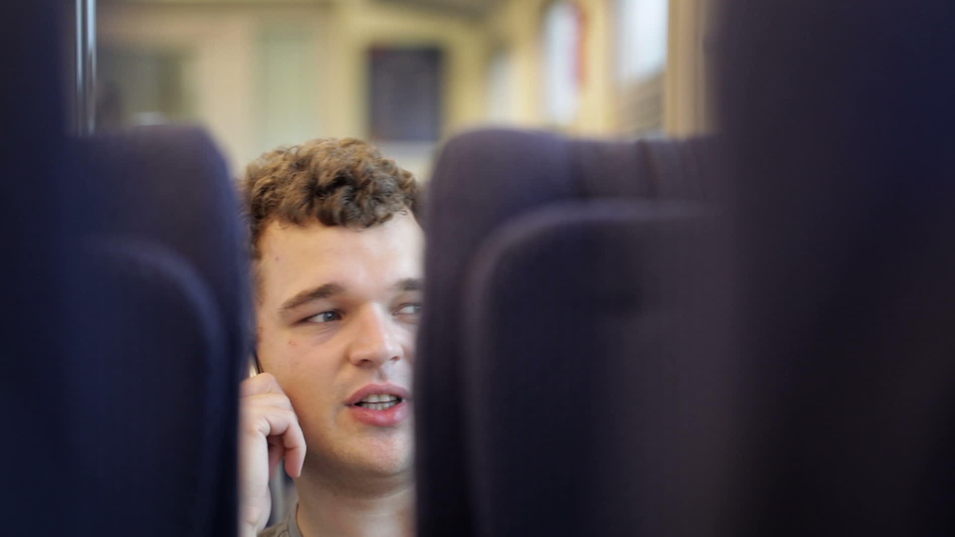 男人在火车上打电话视频的预览图