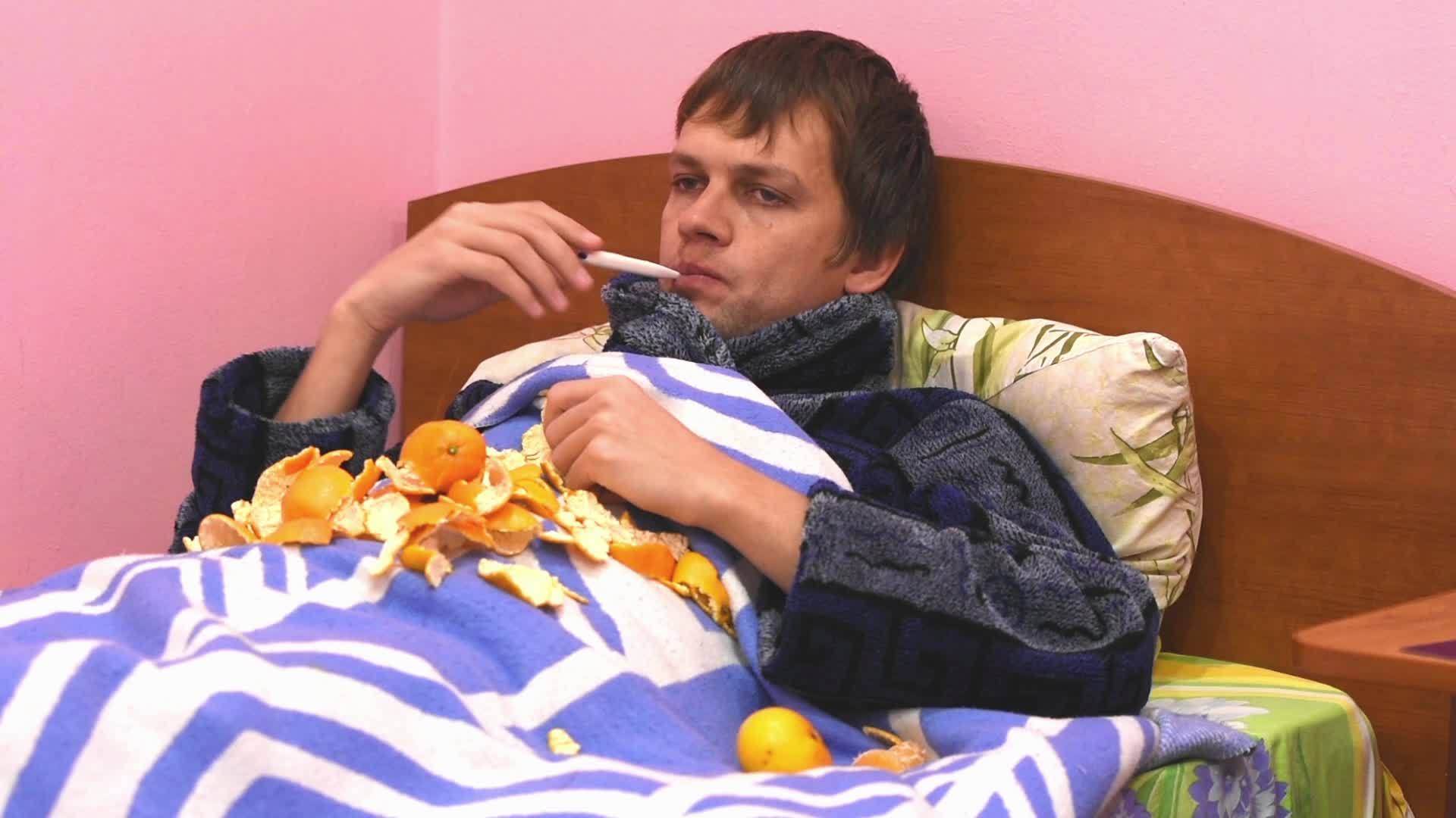 一个病人躺在床上测量温度吃柑橘视频的预览图