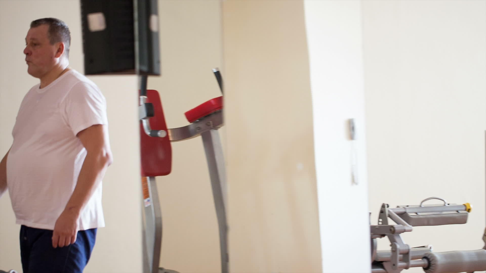 男人在健身房走路视频的预览图