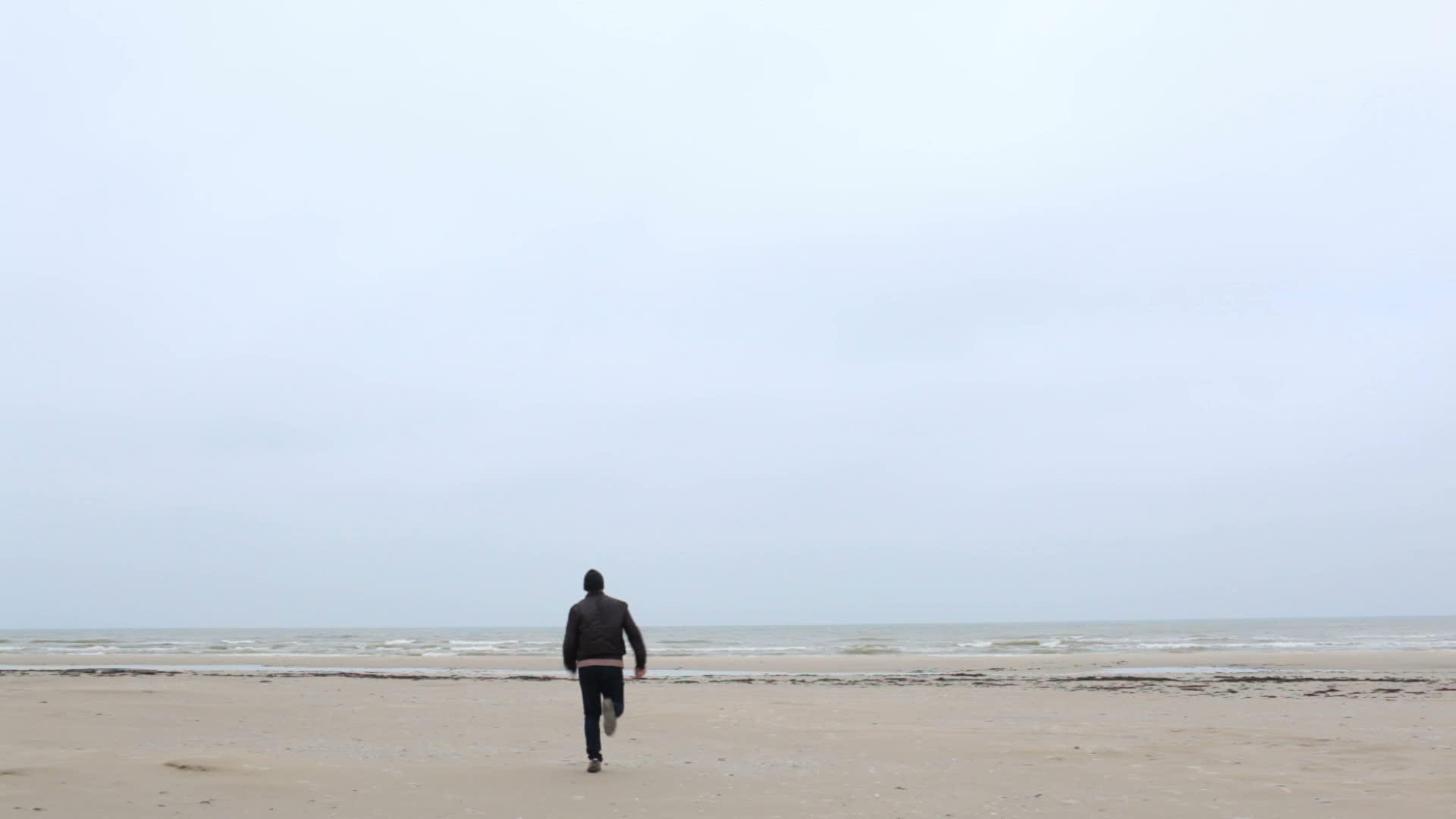 一个年轻人正奔向大海视频的预览图