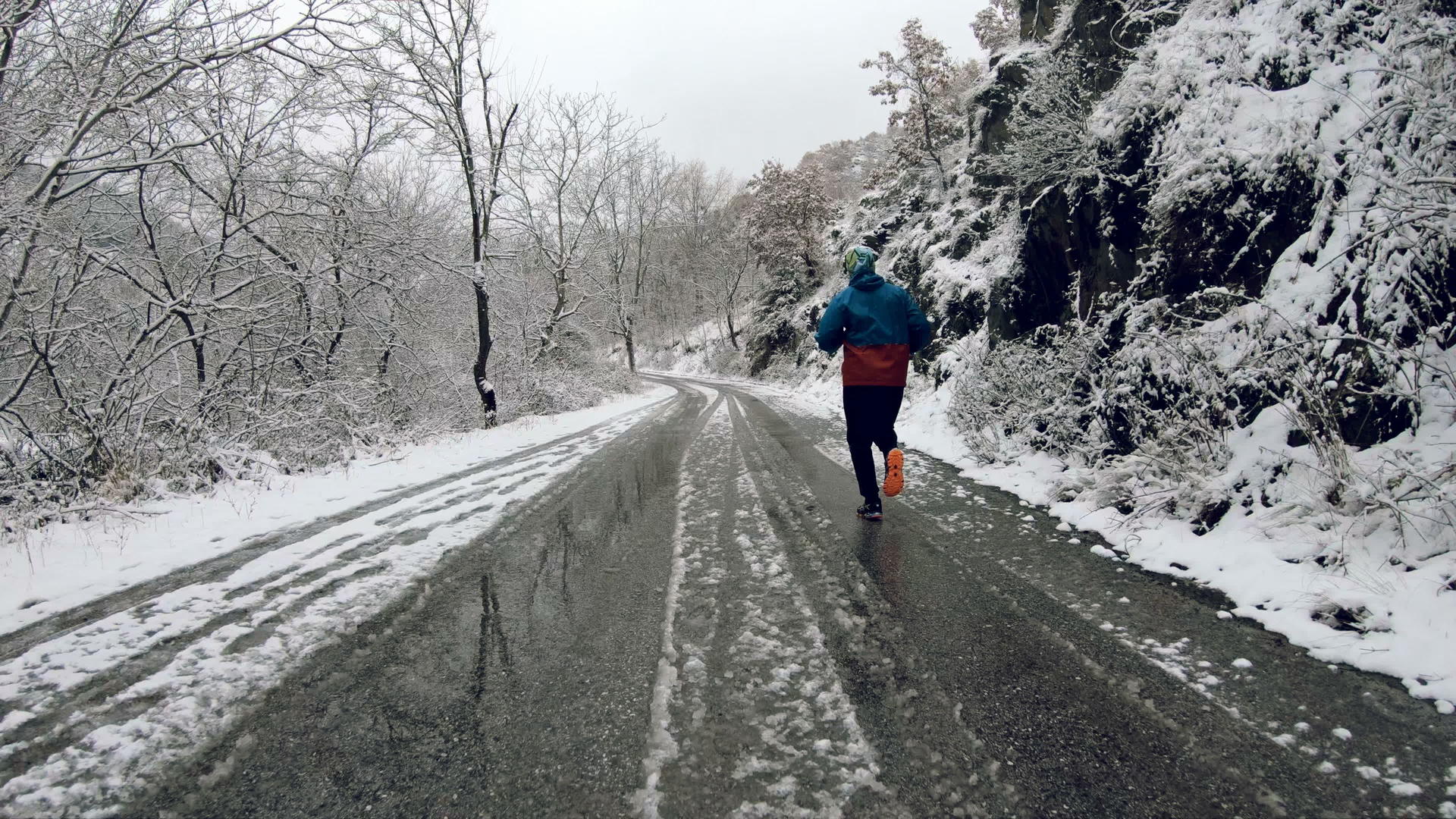 冬天在山路上跑步视频的预览图