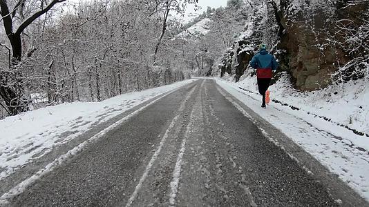 冬天在农村路上慢跑的人视频的预览图