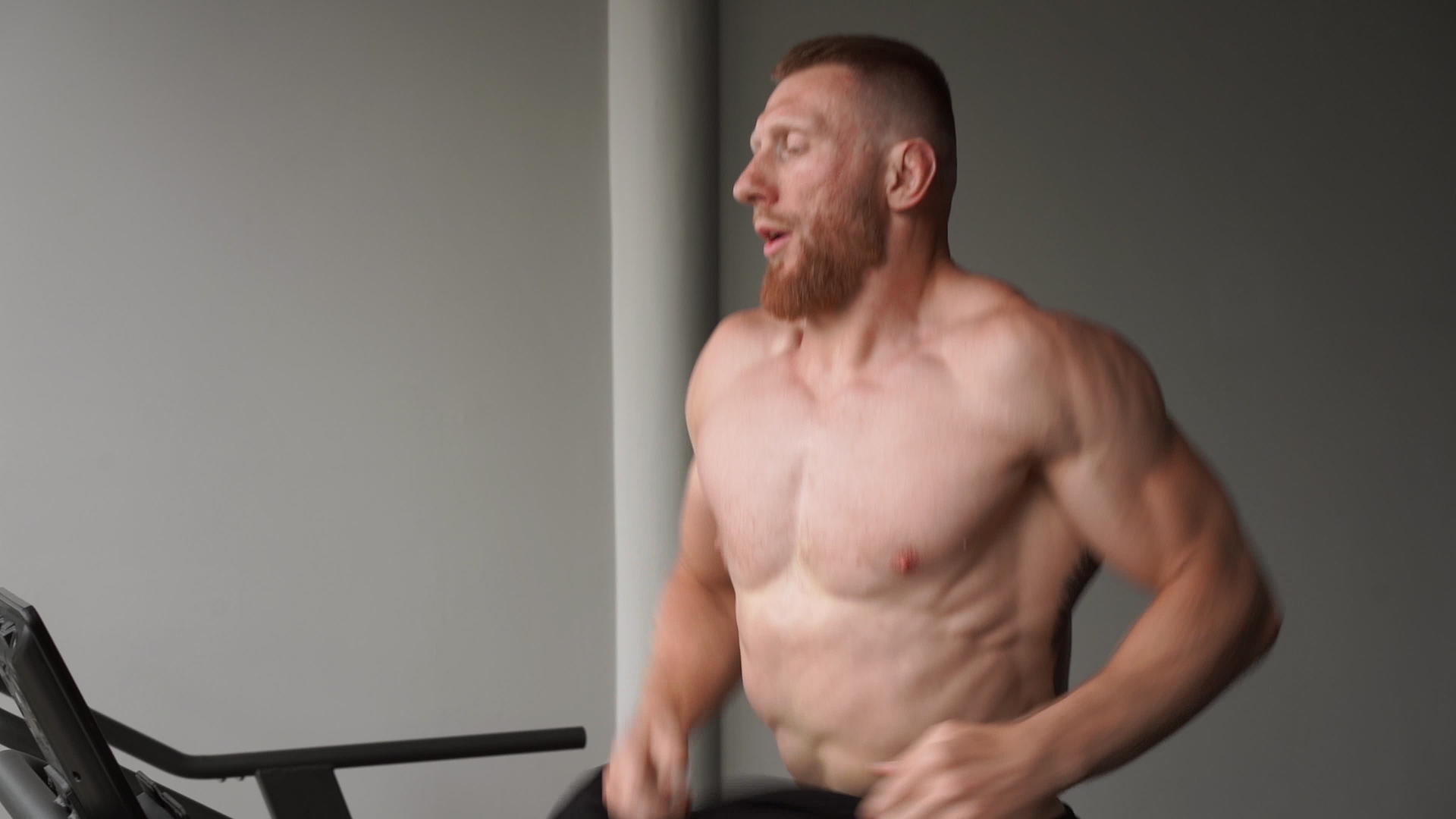 男子跑步机健身房运动员慢跑室内减肥锻炼慢跑跑步者跑步视频的预览图
