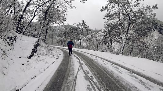 一个男人在树林里慢跑早上被雪覆盖着视频的预览图