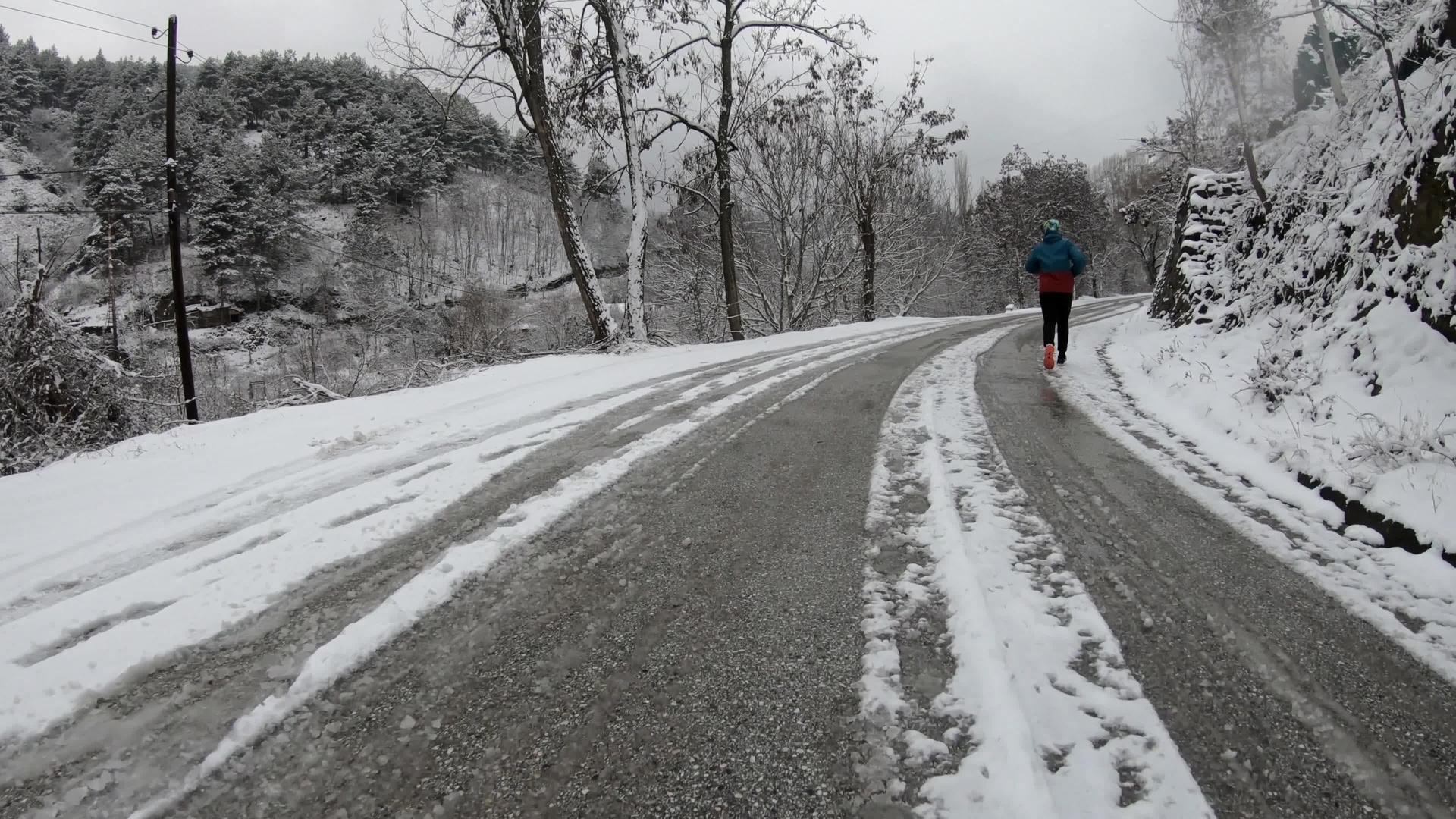 冬天在农村道路的冷水上慢跑主动行人视频的预览图