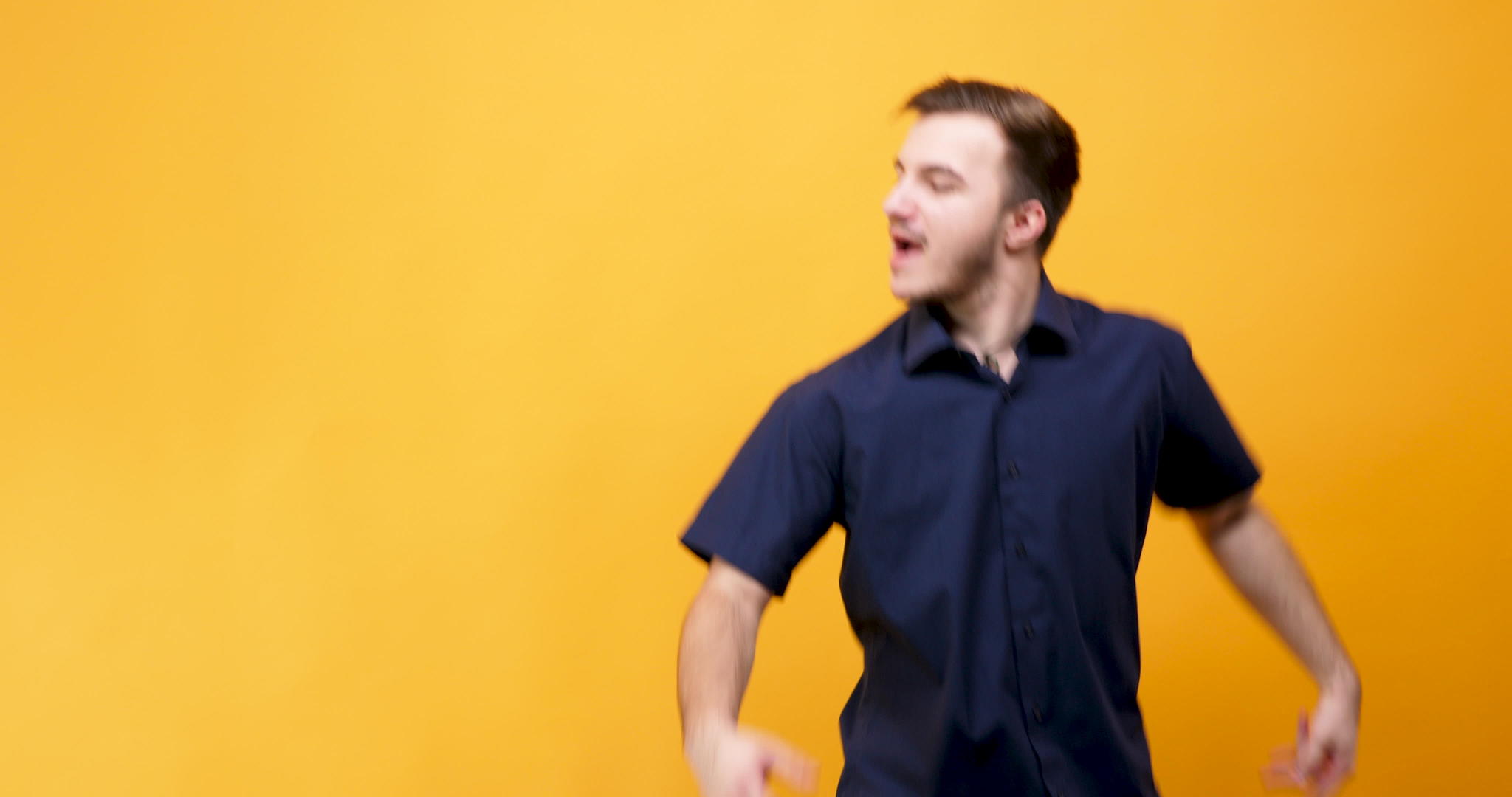 白人男人穿着蓝色衬衫快乐地跳舞视频的预览图