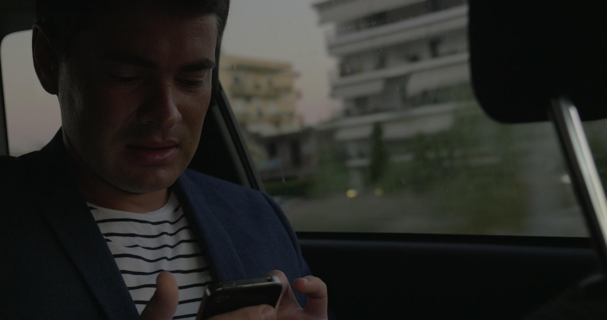 男人在车里用智能手机视频的预览图