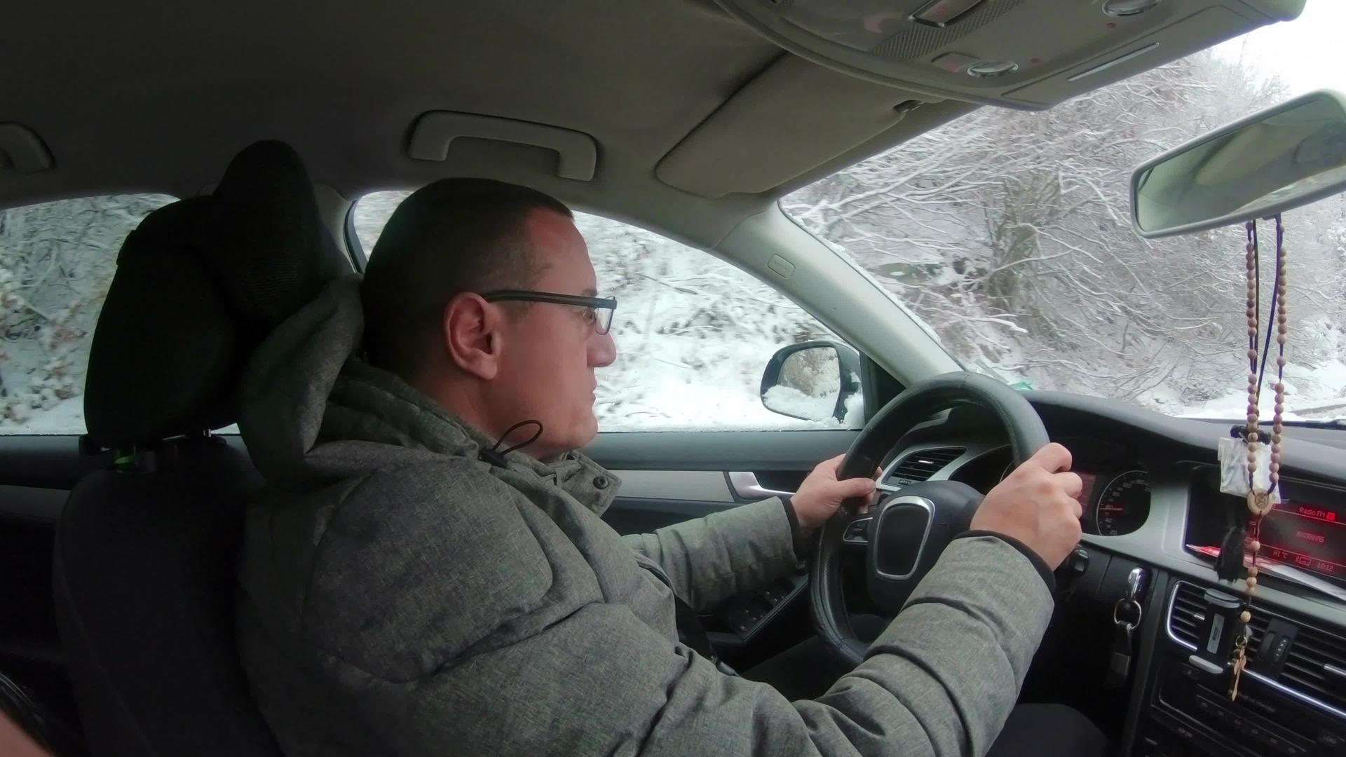 冬天帅哥驾驶豪华轿车的肖像视频的预览图