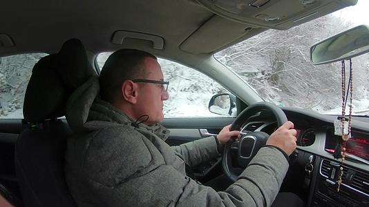 冬天 帅哥驾驶豪华轿车的肖像视频的预览图
