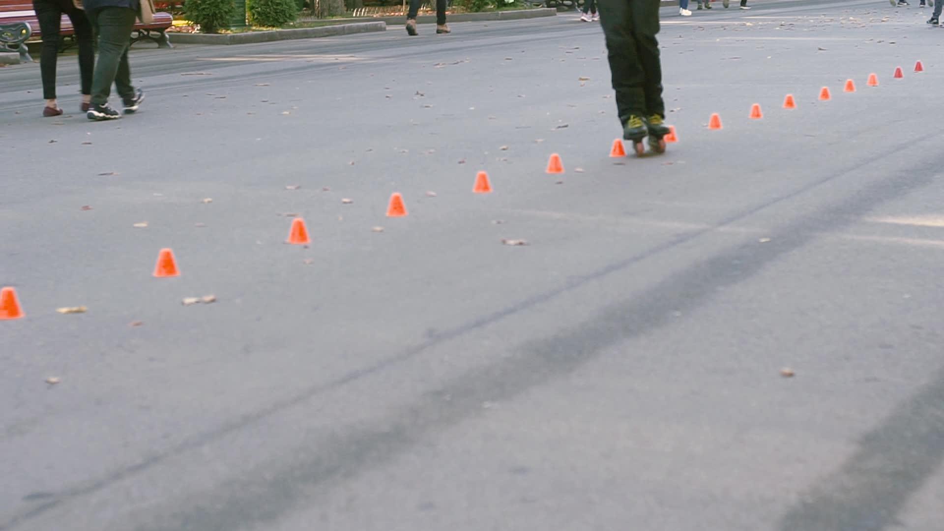 城市公园溜冰鞋视频的预览图