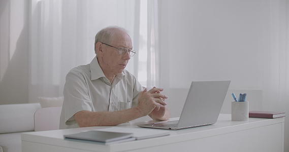 老年人在互联网上使用笔记本电脑和网络摄像头视频的预览图