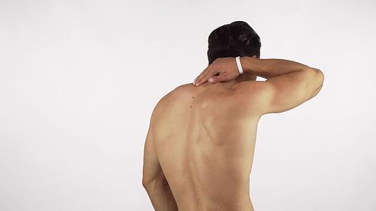 后视镜是一名肌肉男性运动员患有颈部和背部疼痛视频的预览图
