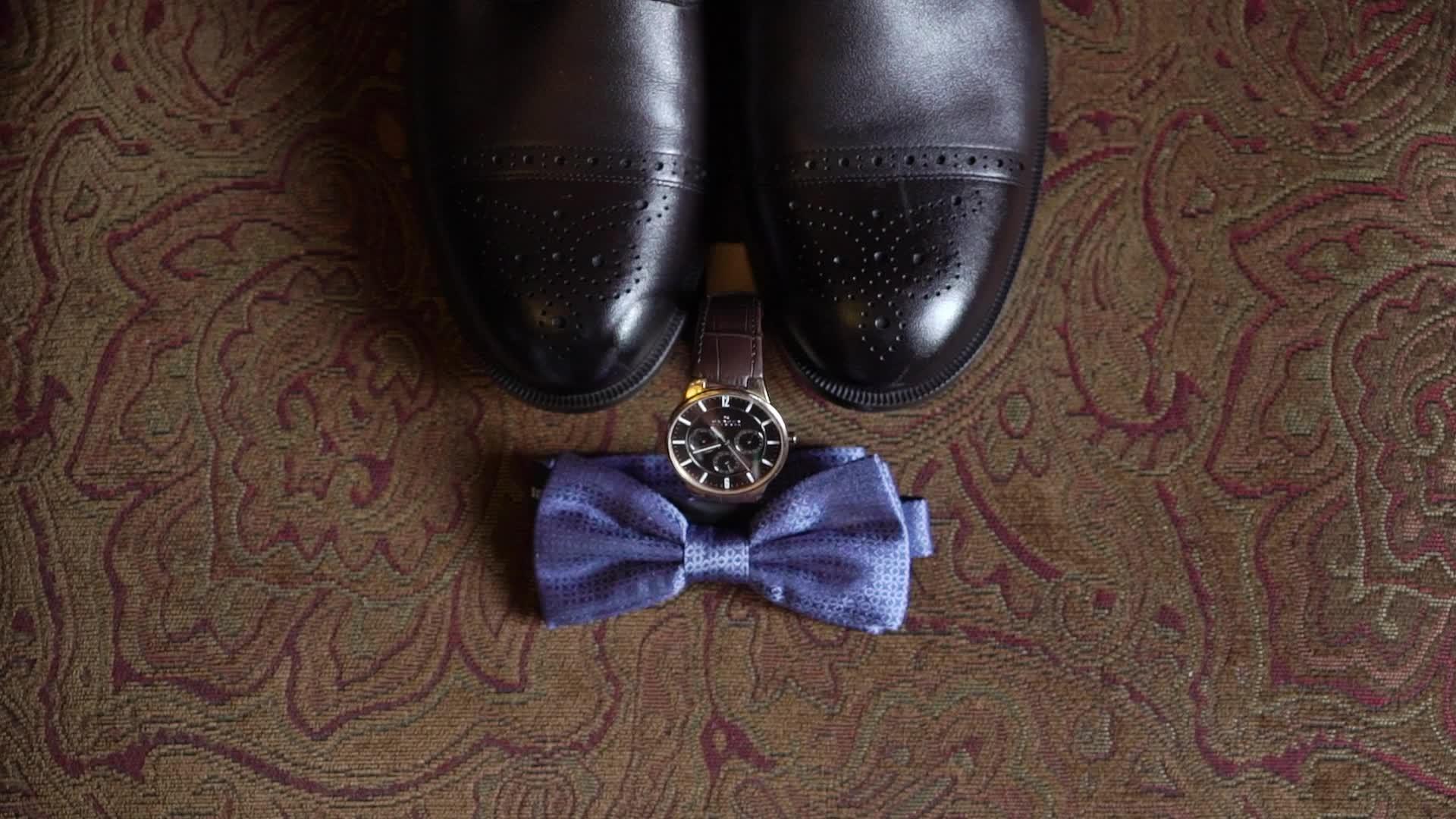 领结或领带表皮鞋和手表视频的预览图