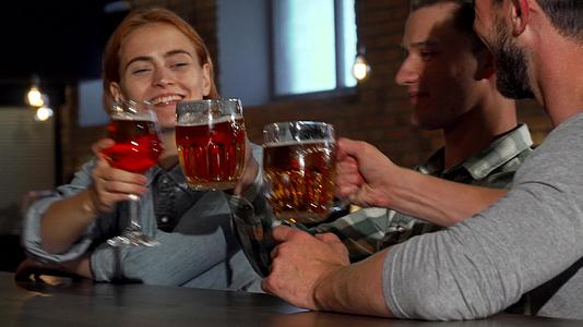 一群年轻的朋友在酒吧喝酒视频的预览图
