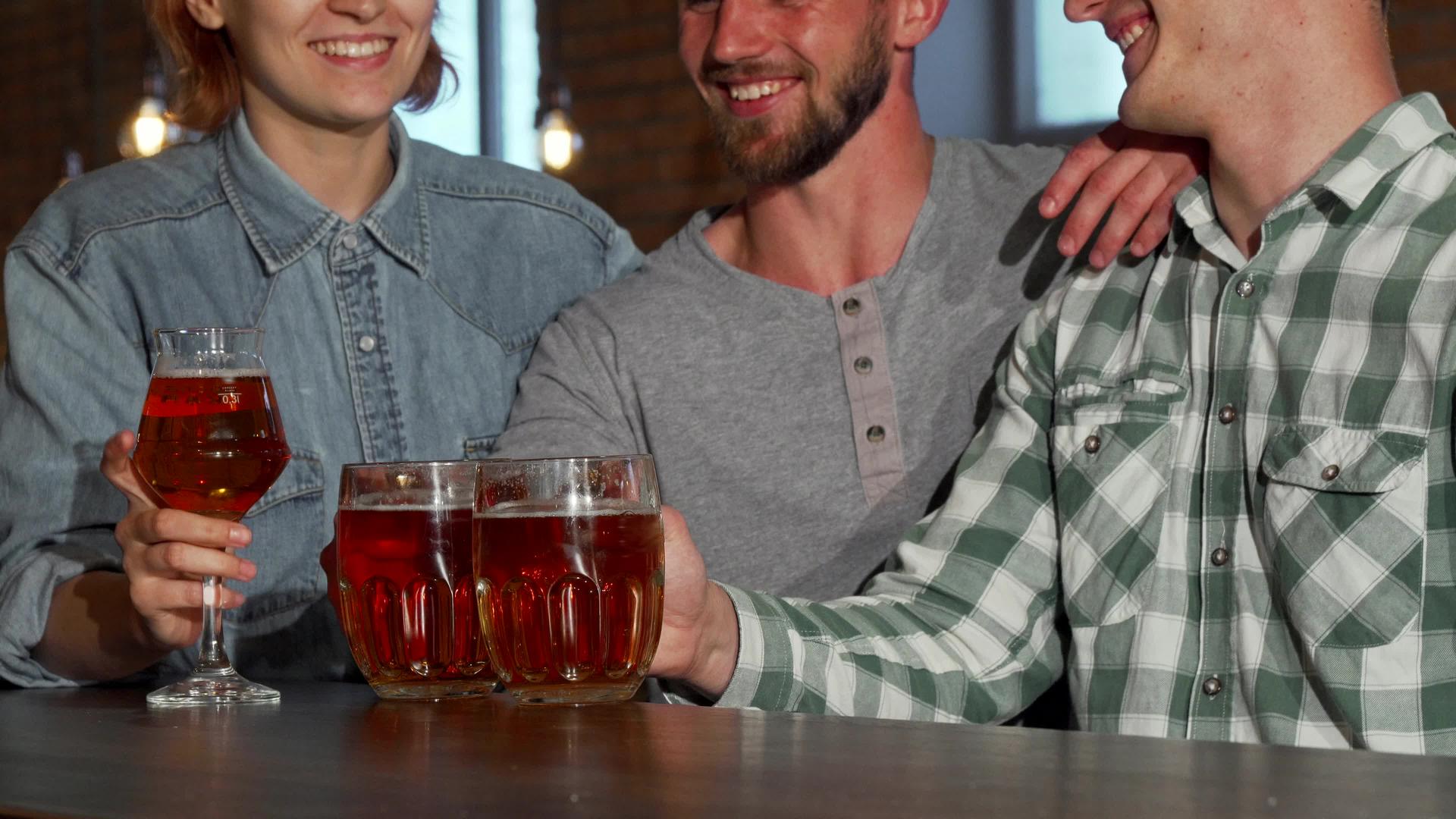 一群朋友在酒吧里烤面包、喝酒、喝啤酒视频的预览图