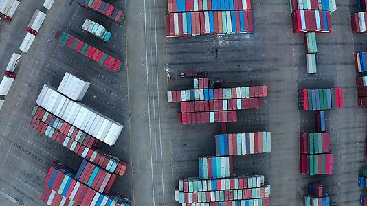 4K垂直航拍码头港口集装箱视频素材视频的预览图