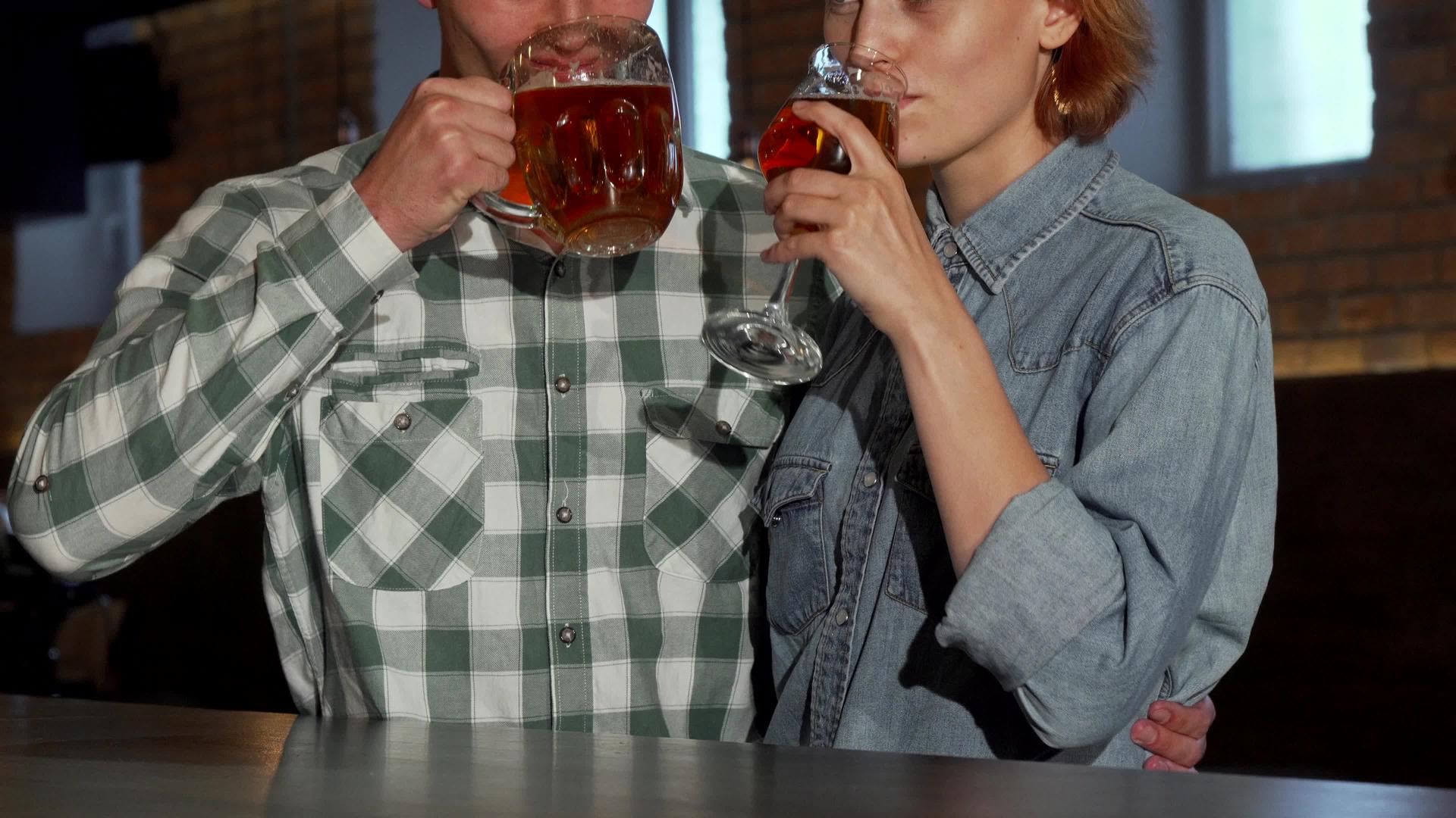 一起在餐厅喝啤酒的时候拥抱一对可爱的情侣视频的预览图