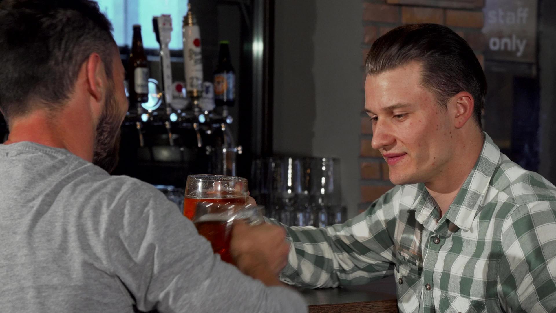 年轻人喜欢和朋友喝啤酒聊喝酒的话题视频的预览图