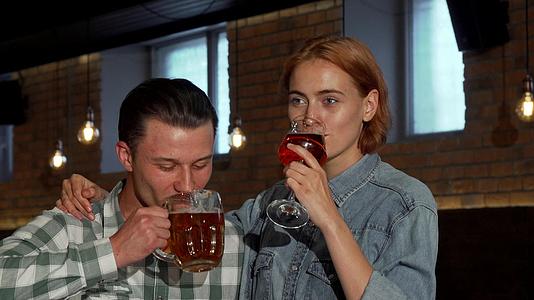 快乐情侣在当地酒吧喝杯啤酒聊天视频的预览图