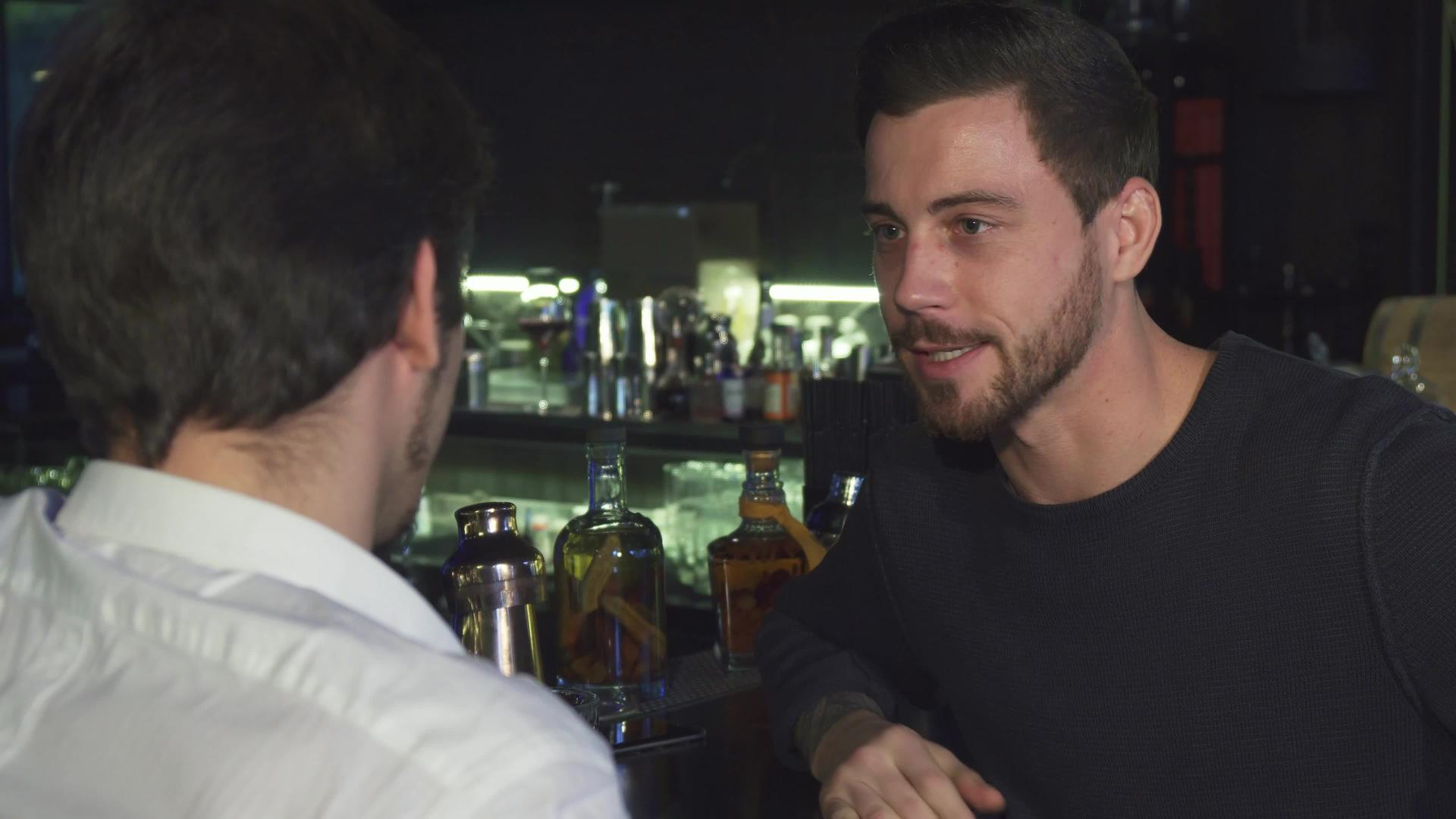 年轻的男性朋友在酒吧喝酒时聊天；和谐视频的预览图