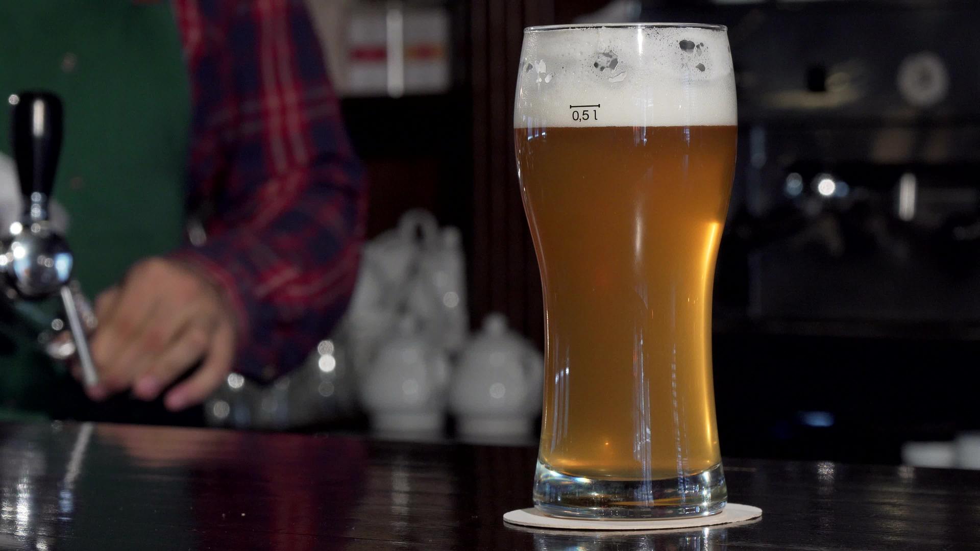 酒保从酒吧柜台拿杯啤酒视频的预览图